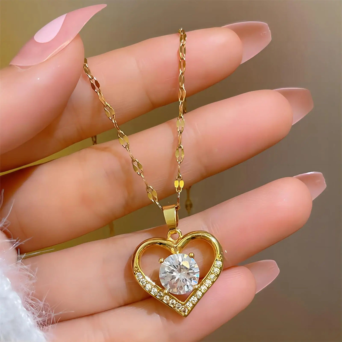 Collar Corazón Calado con Cadena Brillante