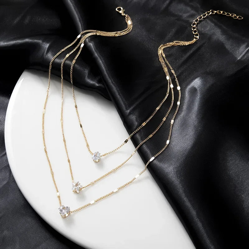 Collar Multicapa Triple con Dijes de Zirconia