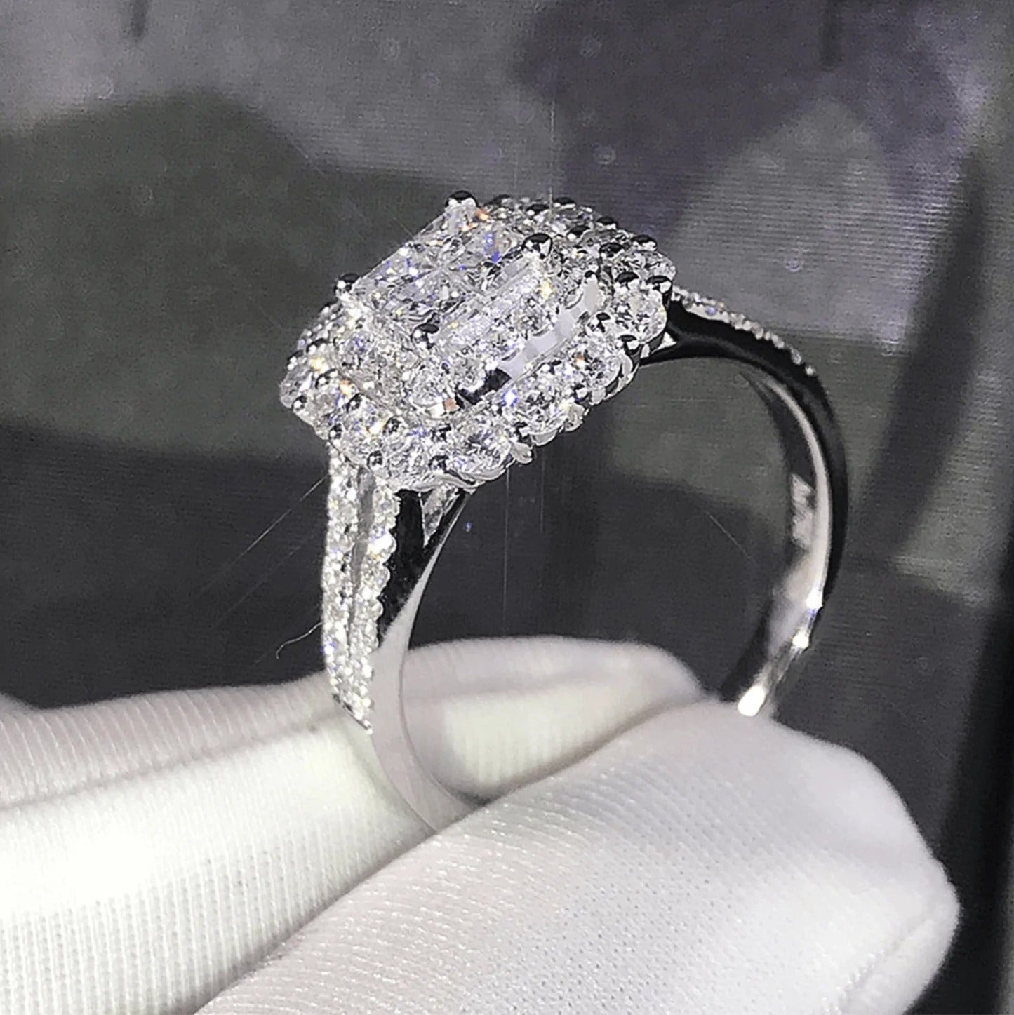 Anillo Gabrielle de cojín cuadrado