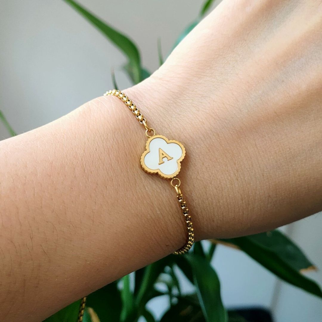 Pulsera personalizada con inicial en forma de trébol