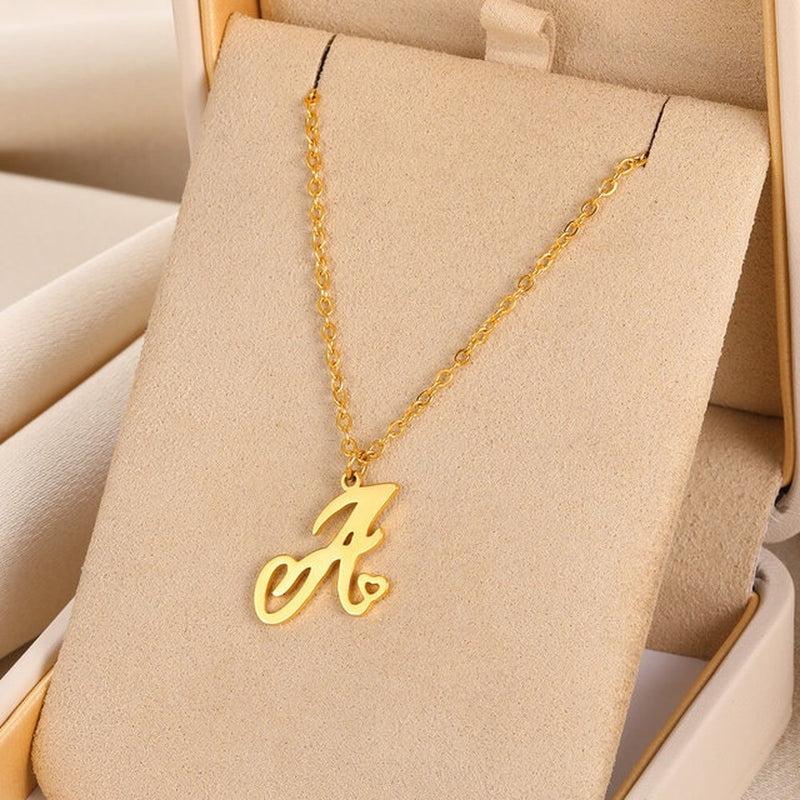 Collares con colgante de inicial en letra cursiva