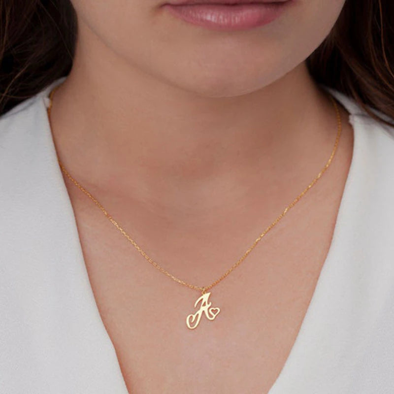 Collares con colgante de inicial en letra cursiva