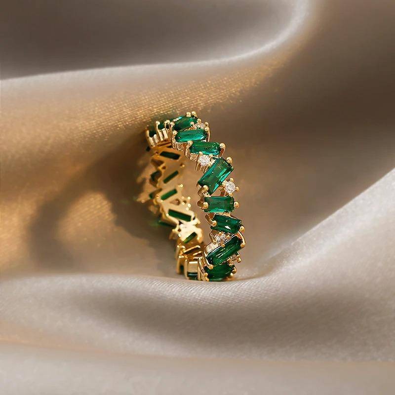 Anillo de banda Bohemia con esmeralda
