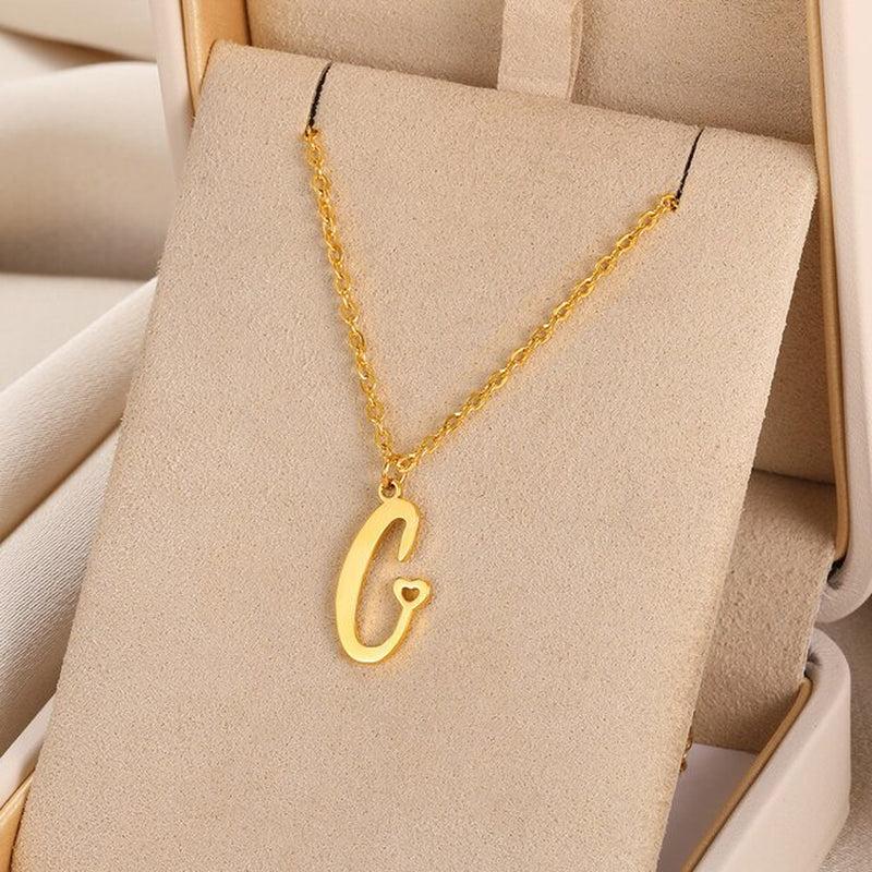 Collares con colgante de inicial en letra cursiva