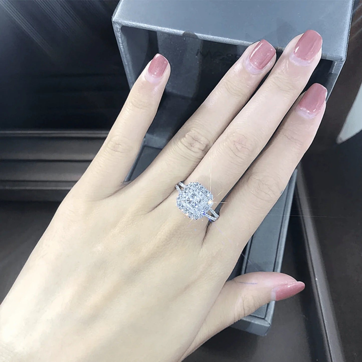Anillo Gabrielle de cojín cuadrado
