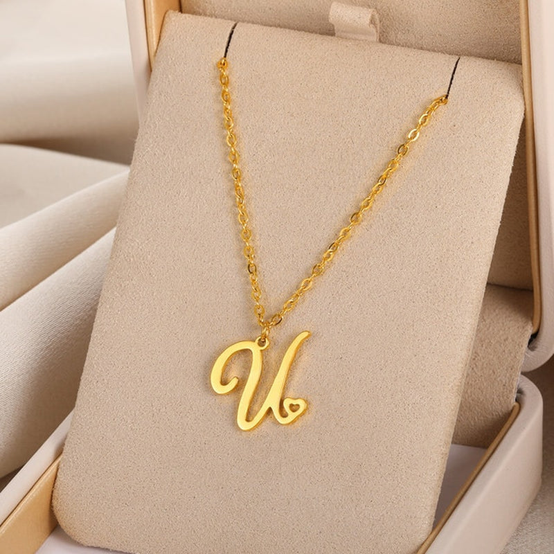 Collares con colgante de inicial en letra cursiva