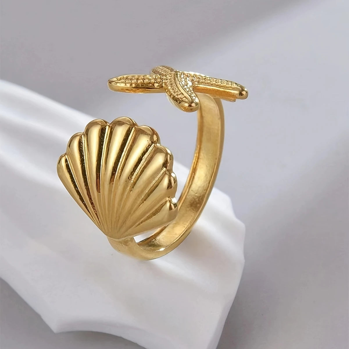 Anillo Dorado con Estrella de Mar y Concha Elegante