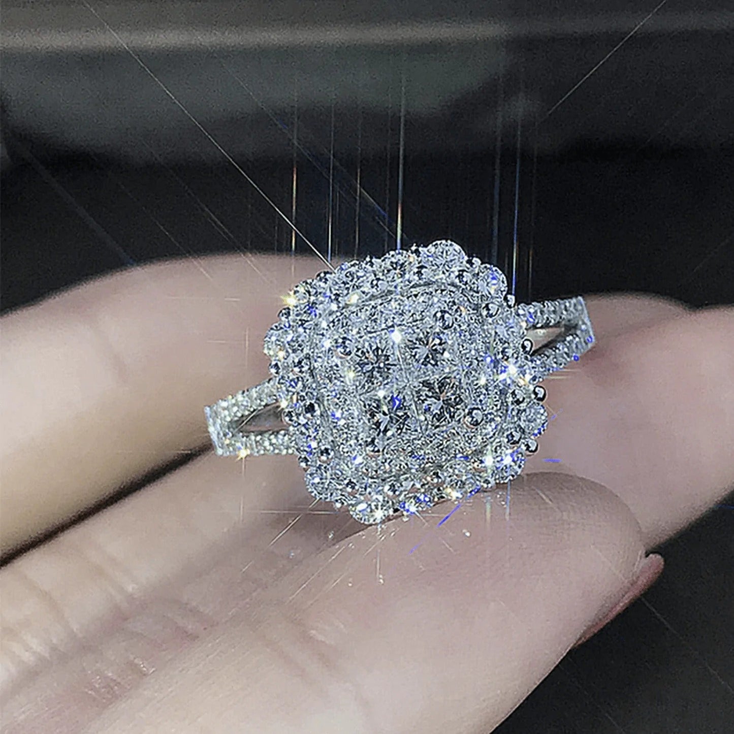 Anillo Gabrielle de cojín cuadrado