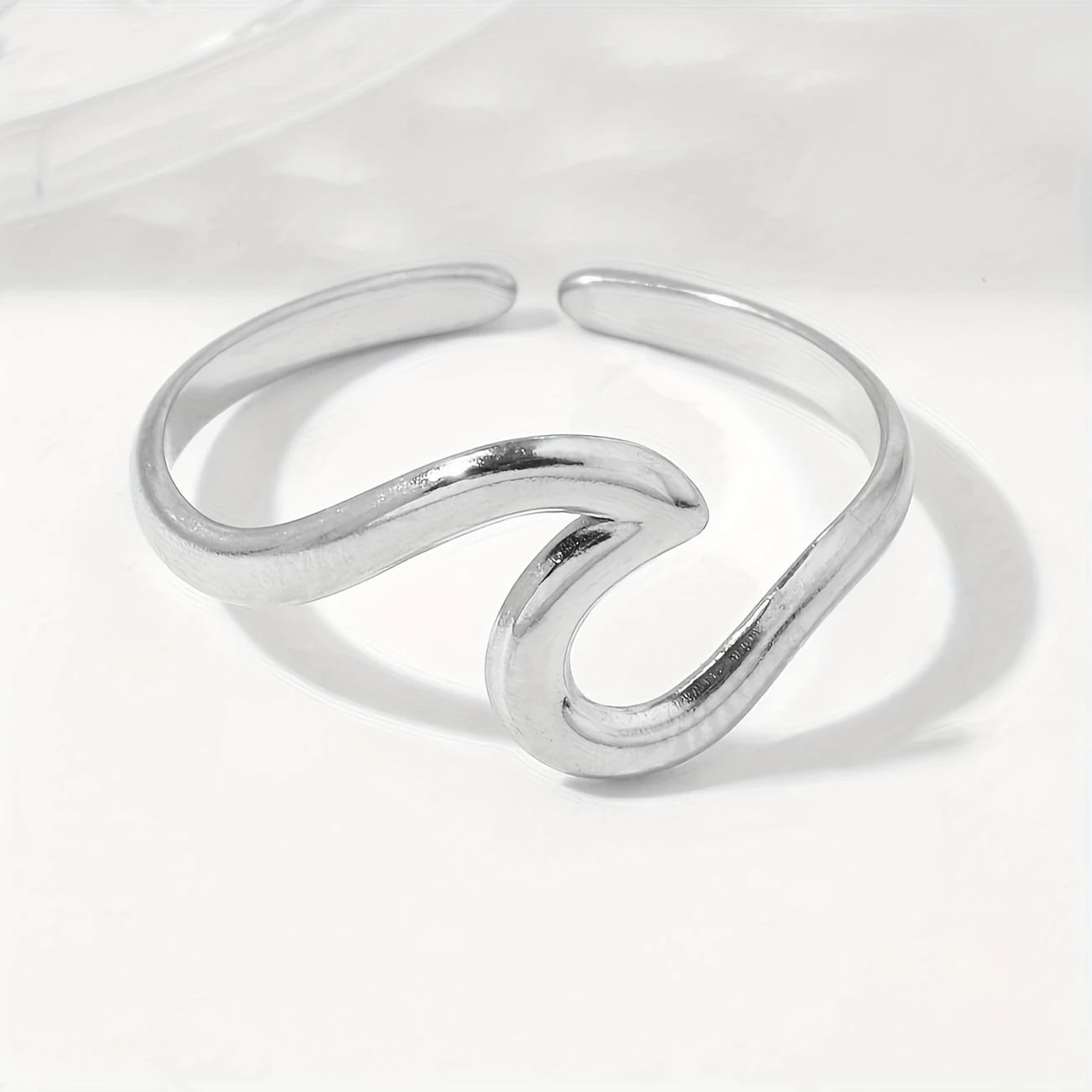 Anillo Ajustable con Diseño de Onda en Oro