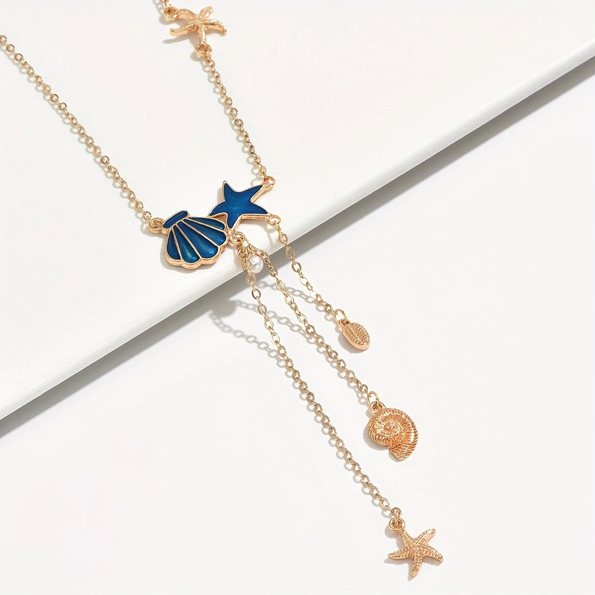 Collar Dorado Elegante con Estrella y Concha Azul