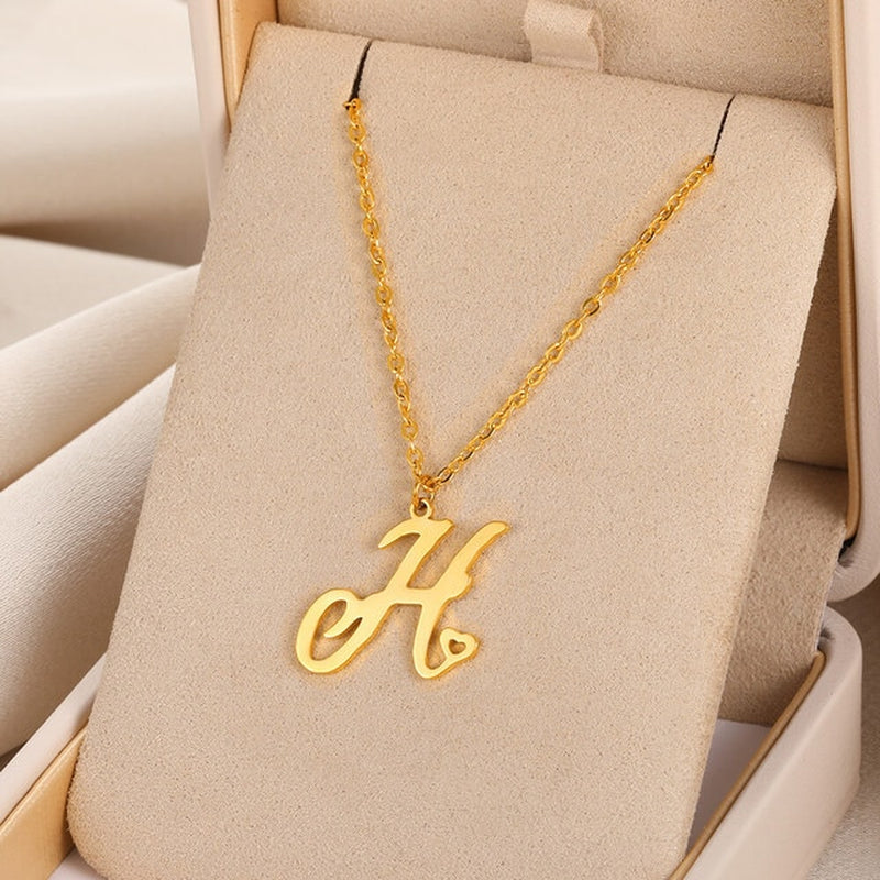 Collares con colgante de inicial en letra cursiva