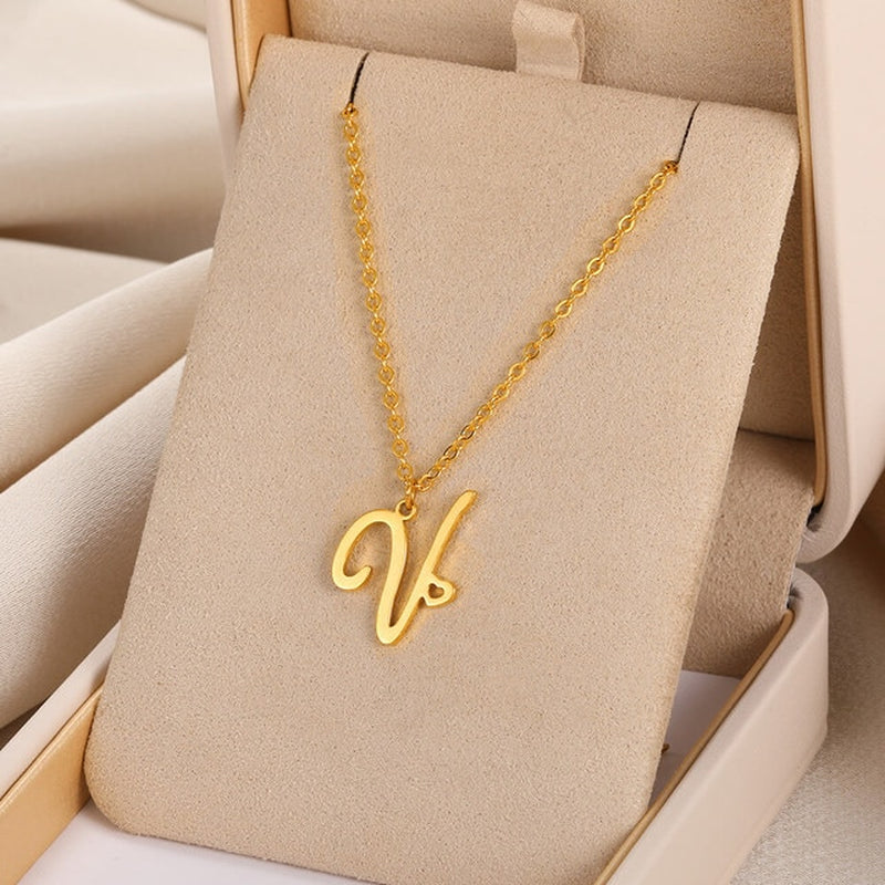 Collares con colgante de inicial en letra cursiva
