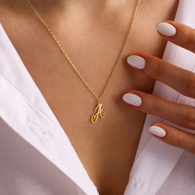 Collares con colgante de inicial en letra cursiva