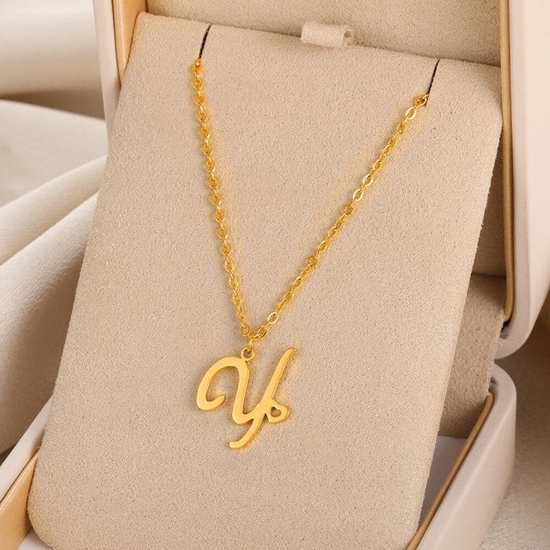 Collares con colgante de inicial en letra cursiva