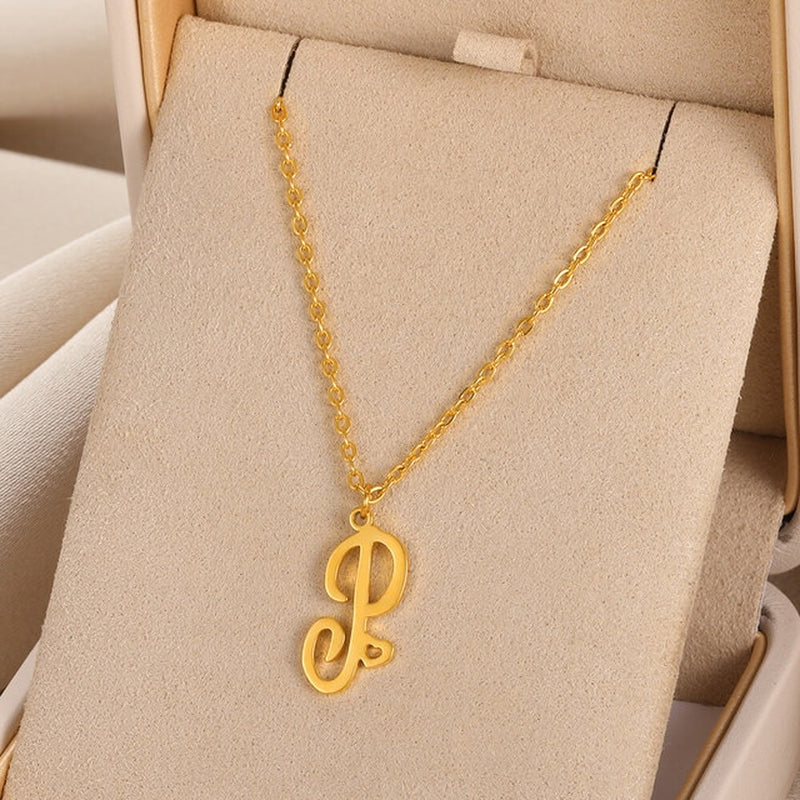Collares con colgante de inicial en letra cursiva