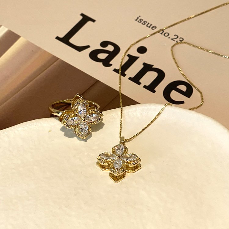 Set de anillo y collar giratorios de trébol de cuatro hojas con circonitas