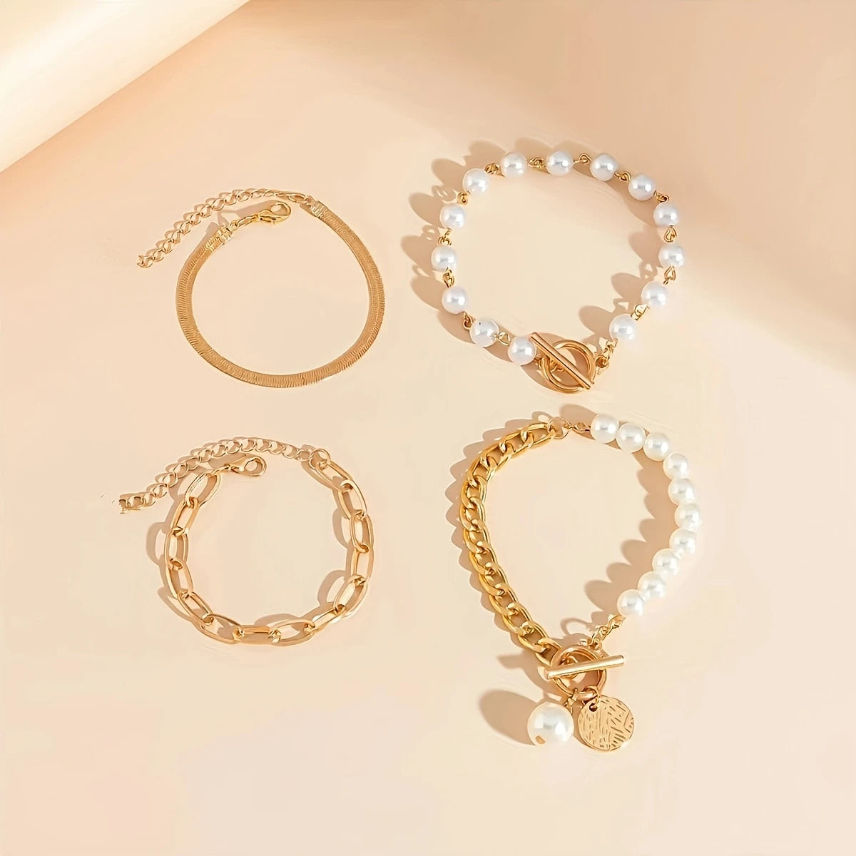 Conjunto de 4 Pulseras Doradas con Perlas Brillantes