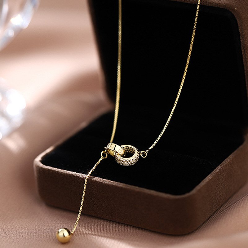 Collar de doble anillo chapado en oro