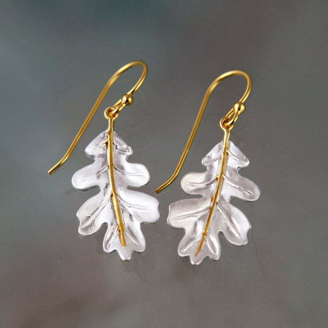 Pendientes boho en oro con hojas blancas