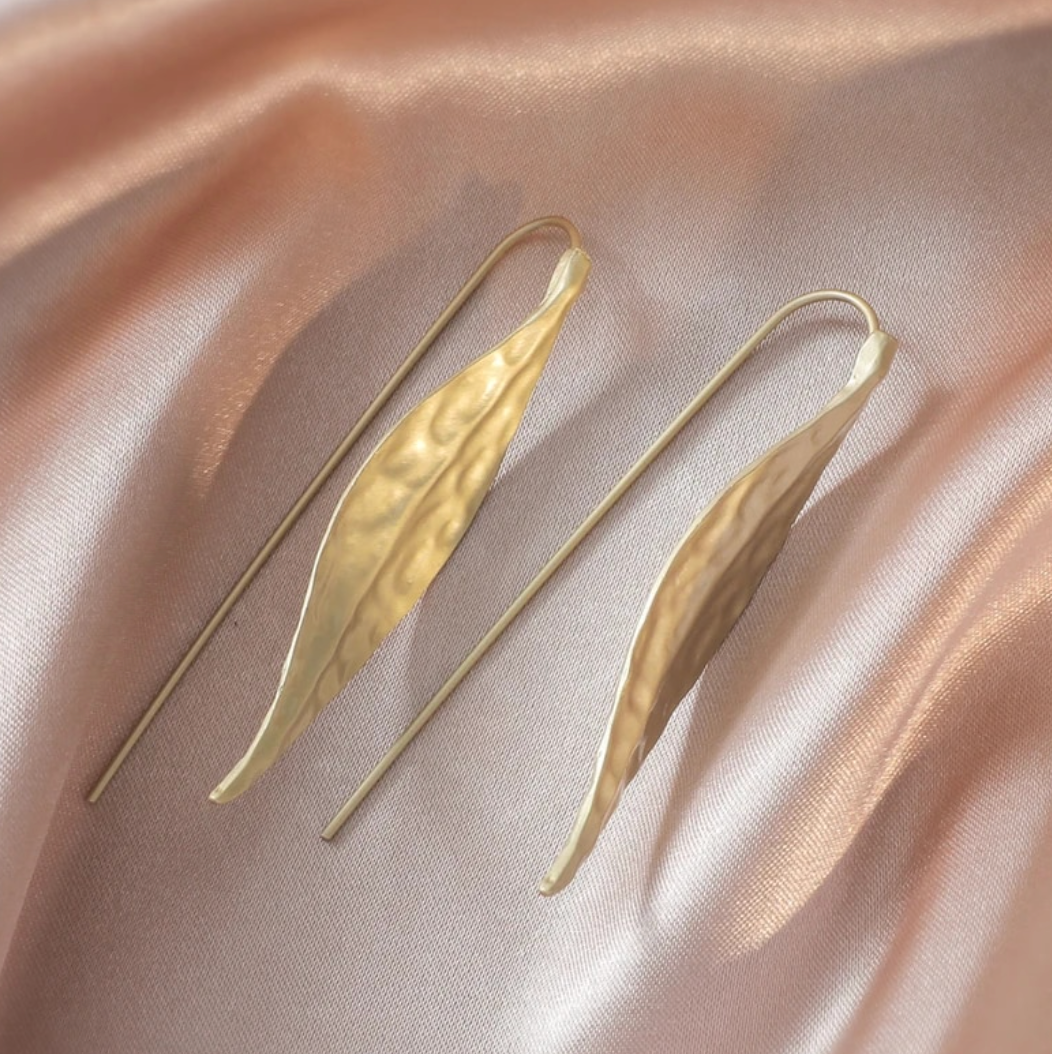 Pendientes largos en forma de hoja chapados en oro de 18 quilates para vestido de noche