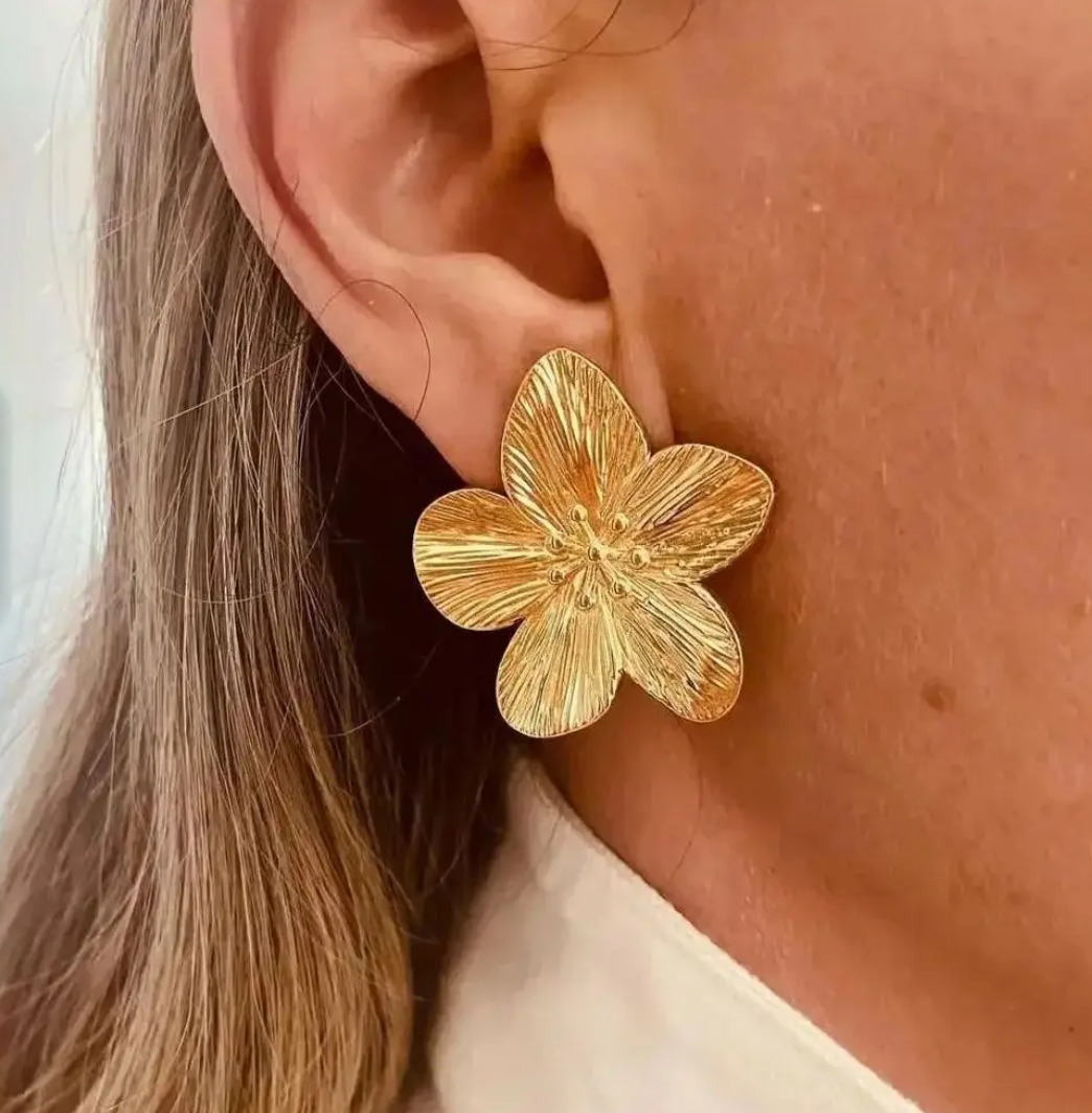 Aretes con flores preciosas chapados en oro de 18 quilates