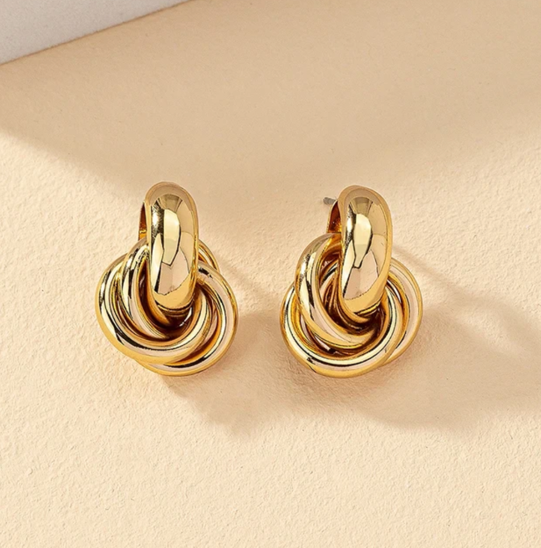 Aretes de oro de 18 quilates con forma irregular