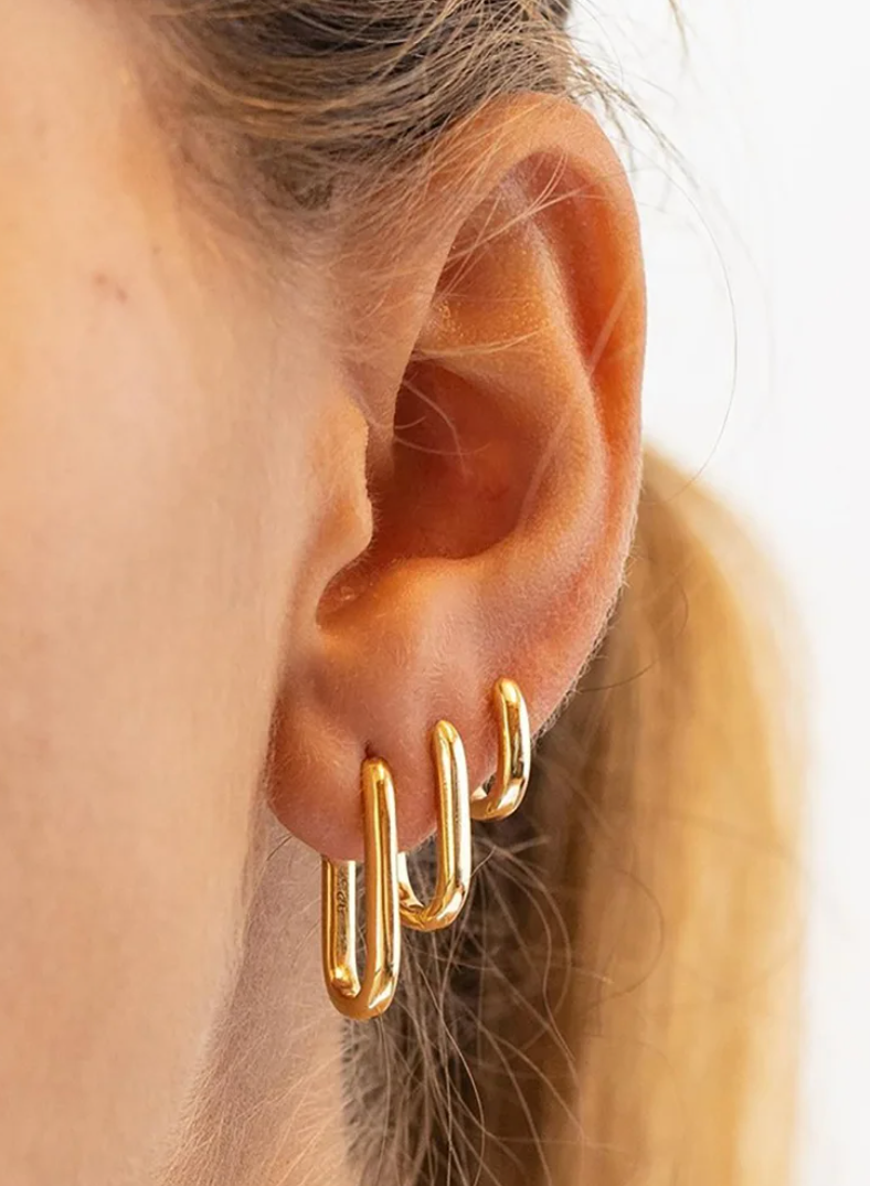 Lote de tres anillos rectangulares chapados en oro de 18 quilates