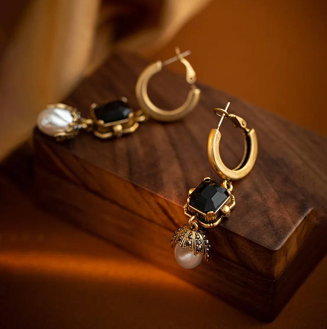 Aros largos chapados en oro de 18 quilates con perla y cristal negro