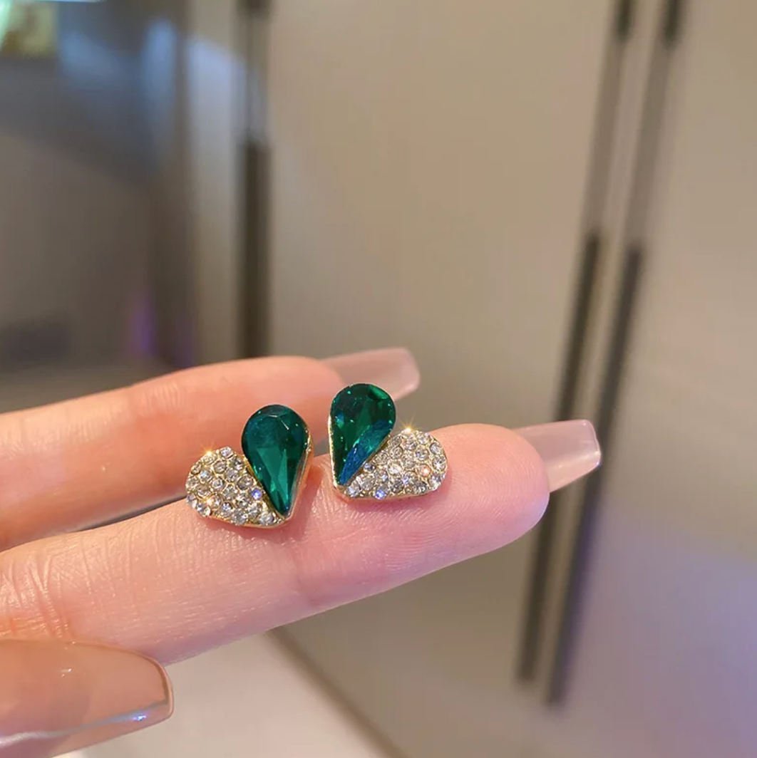 Pendientes botón en forma de corazón chapados en oro de 18 quilates - mitad cristal verde y mitad circonita