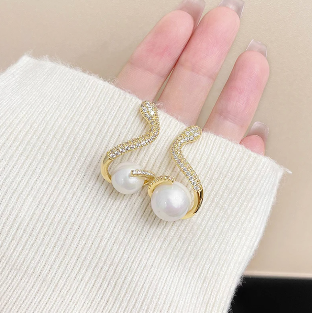 Pendientes en forma de serpiente chapados en oro de 18 quilates con perla