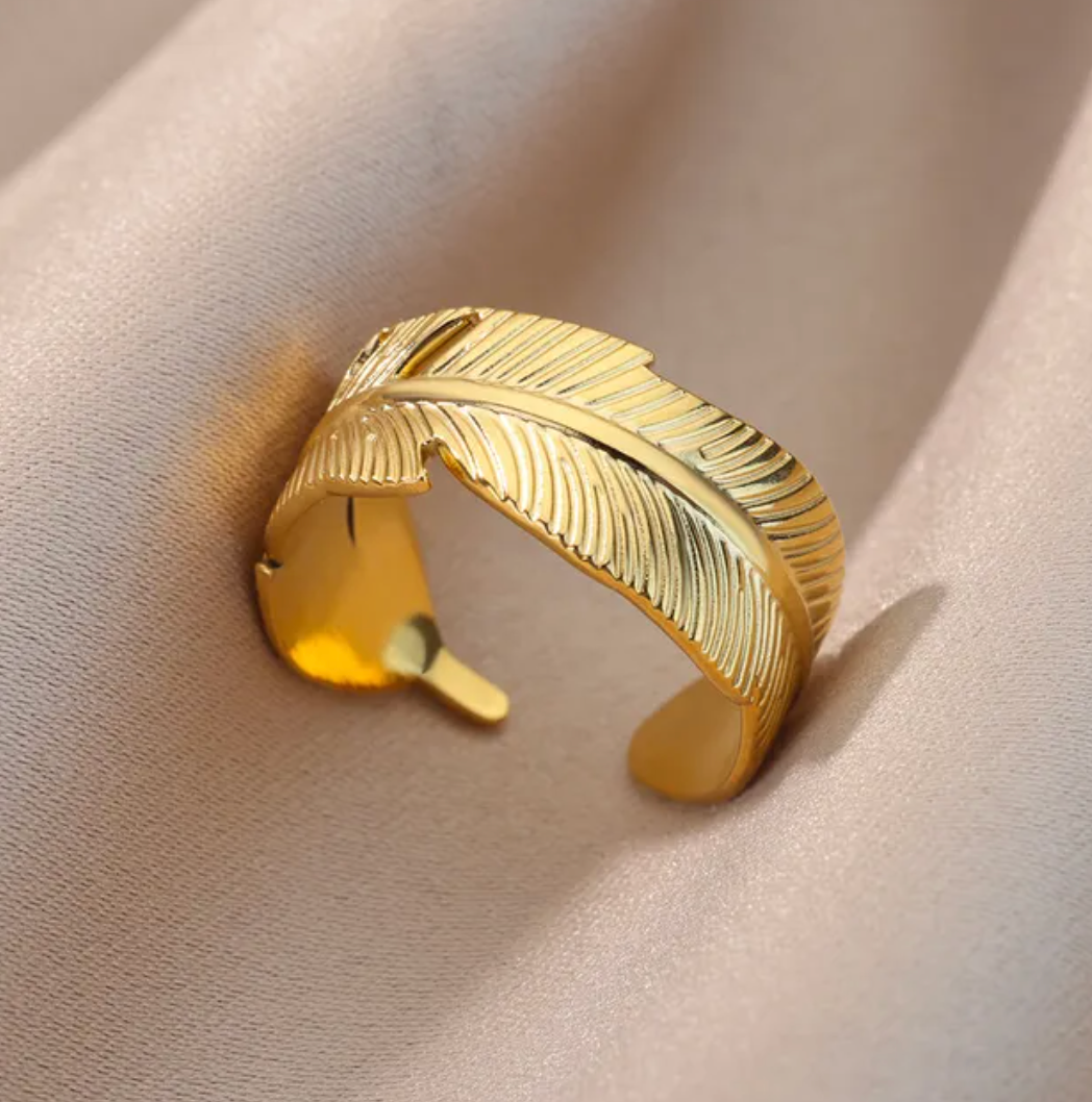 Anillo chapado en oro de 18 quilates con hoja tropical