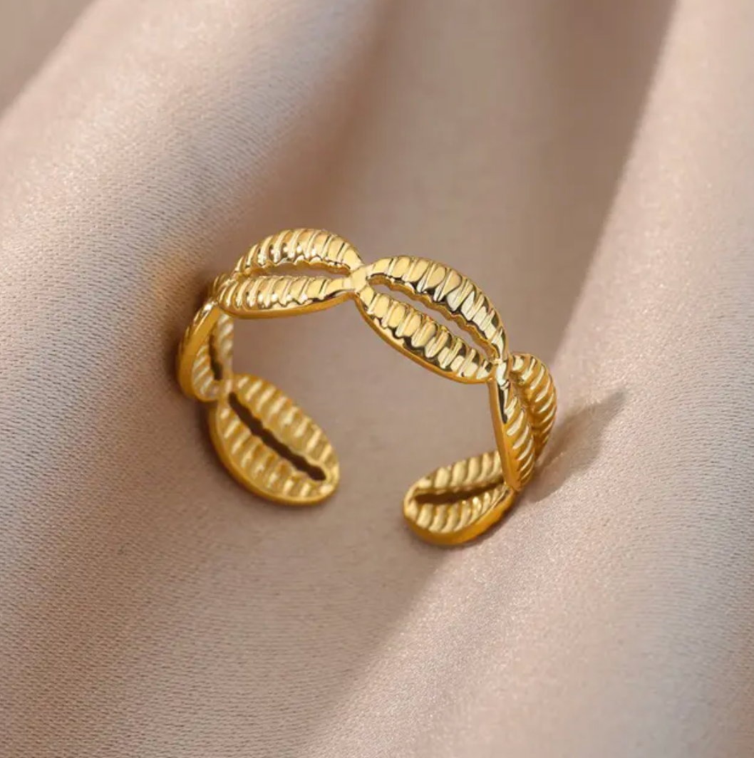 Anillo chapado en oro de 18 quilates con conchas