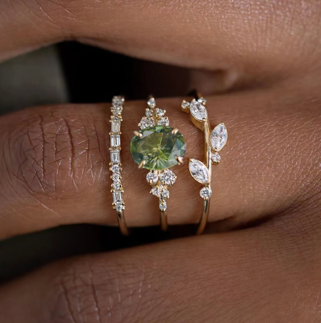 Anillo triple dorado de 18 quilates con hojas y jade