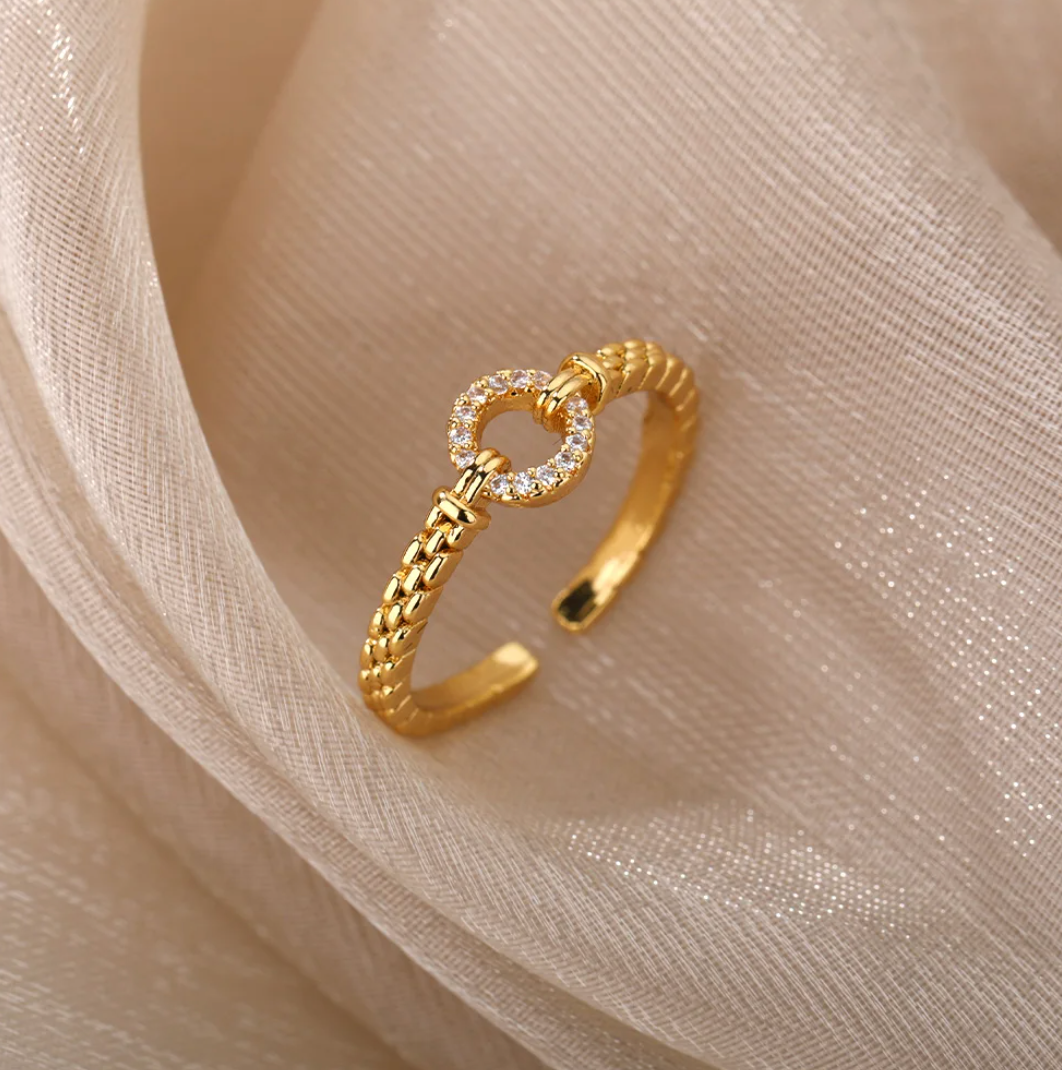 Anillo chapado en oro de 18 quilates Círculo Eterno con circonita
