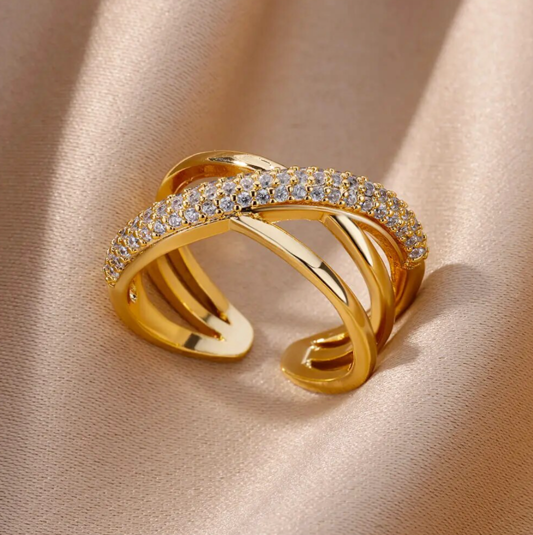 Anillo Círculo Eterno chapado en oro de 18 quilates con circonita