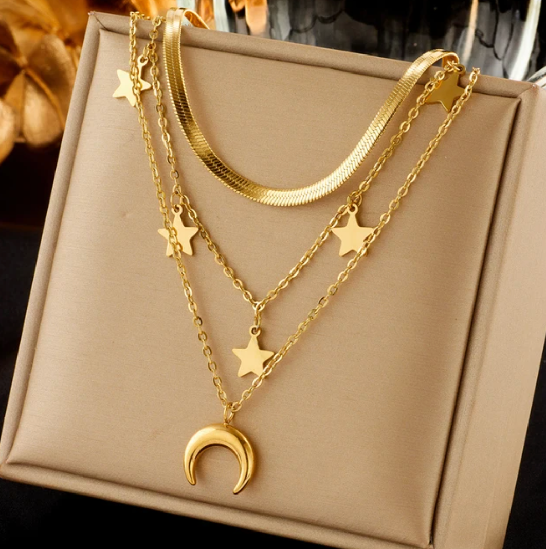Collar triple dorado de 18 quilates con estrellas, gargantilla y luna