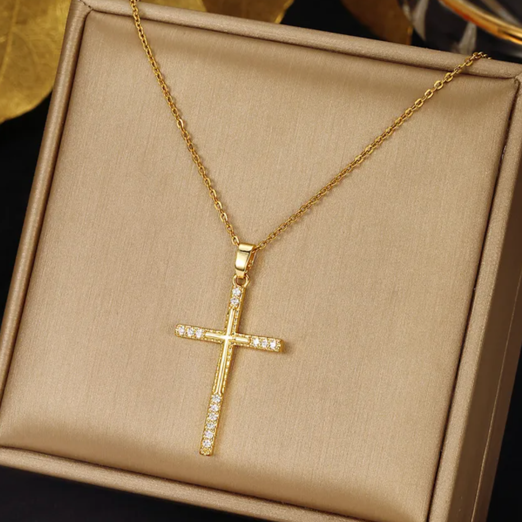 Collar chapado en oro de 18 quilates con una cruz larga con piedras de circonita