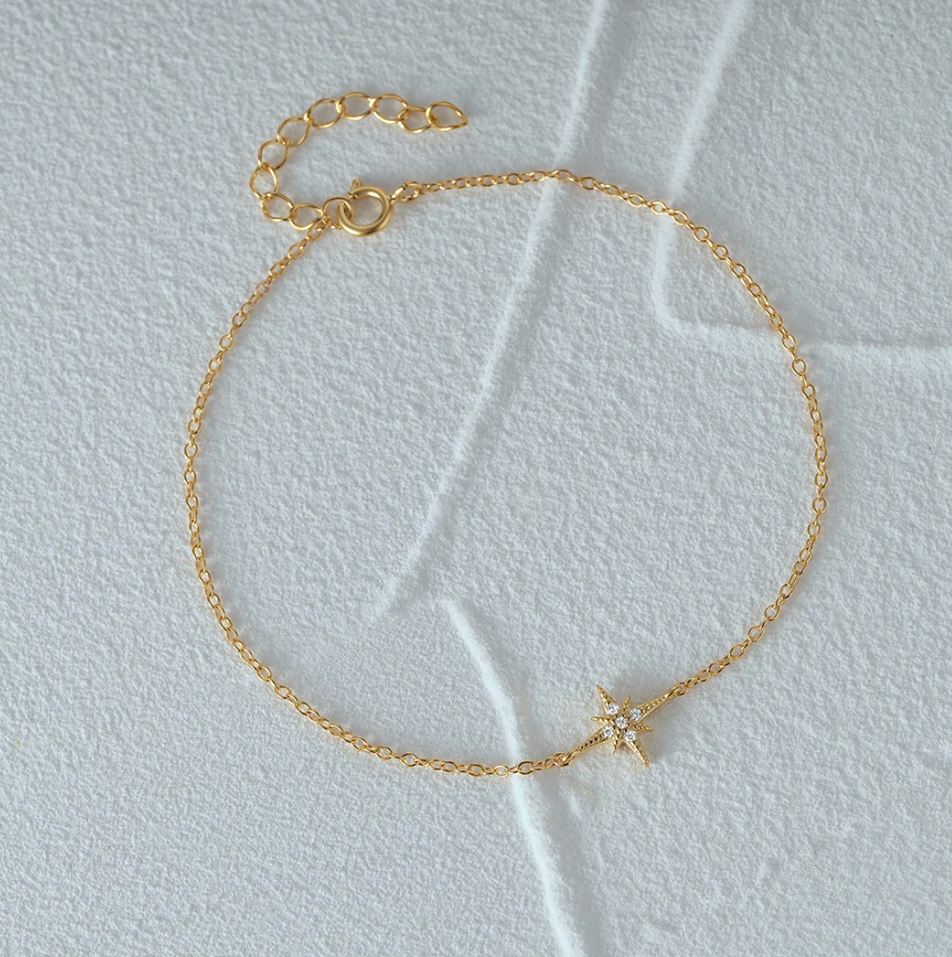 Pulsera fina chapada en oro de 18 quilates con pequeña estrella polar
