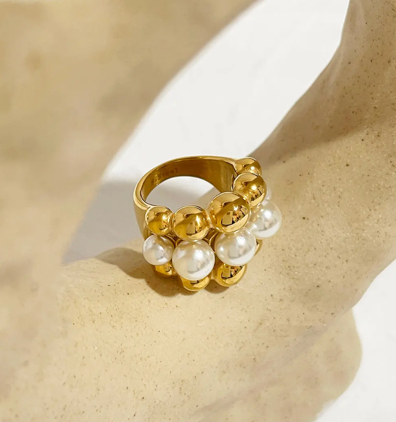 Anillo chapado en oro de 18 quilates con diseño de perlas