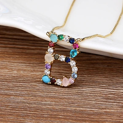 Collar con iniciales y piedras preciosas doradas de 18 quilates