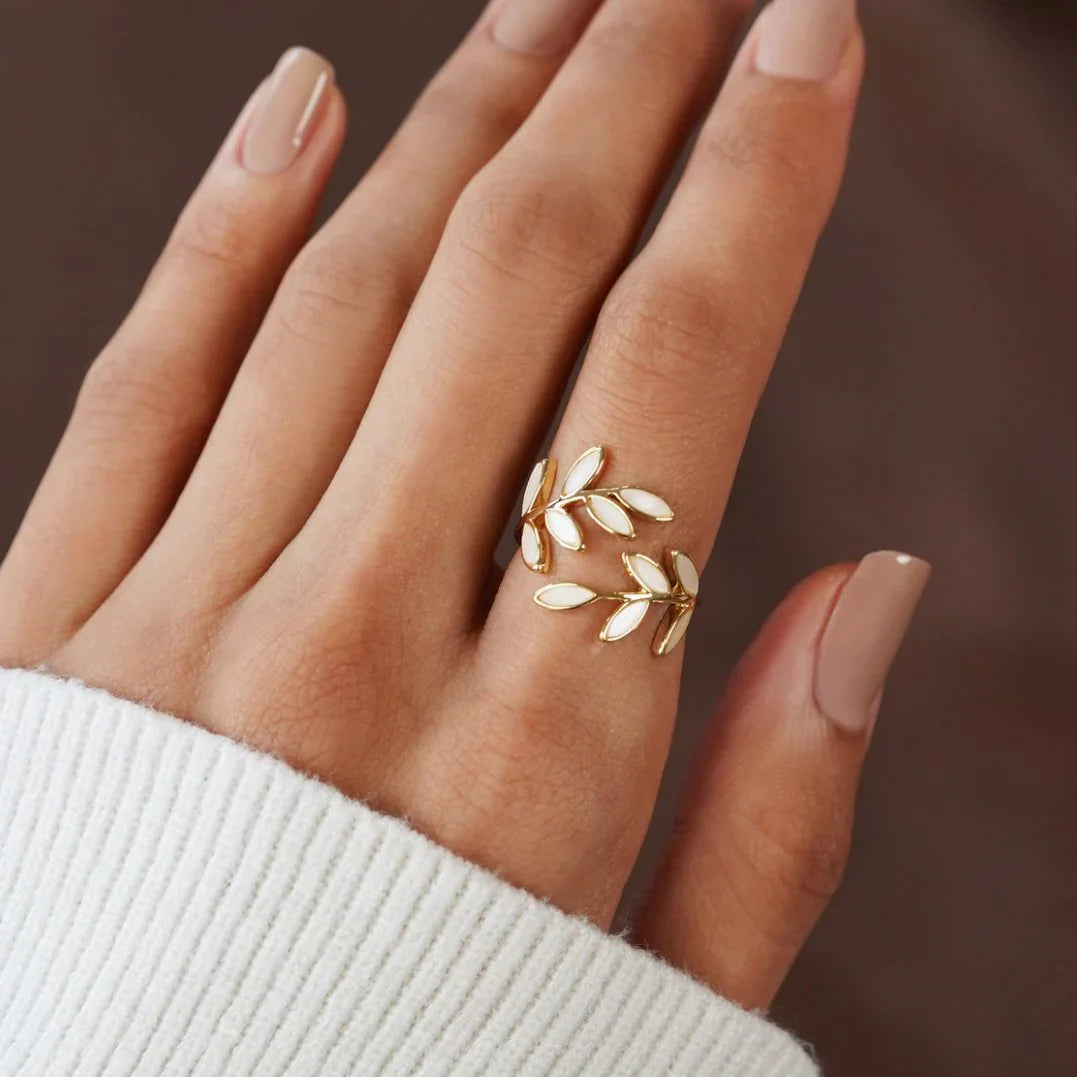Rocío - Anillo ajustable de hoja con ópalo blanco
