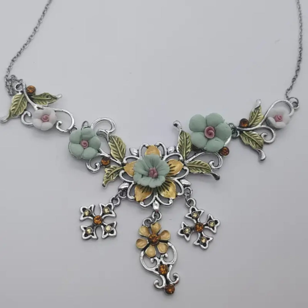 Collar de plata floral verde