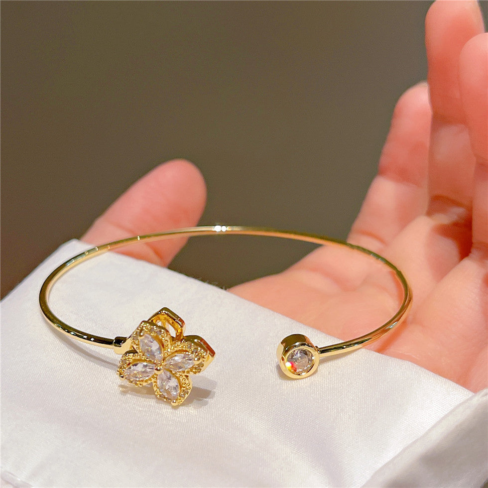 Pulsera giratoria de pétalos brillantes
