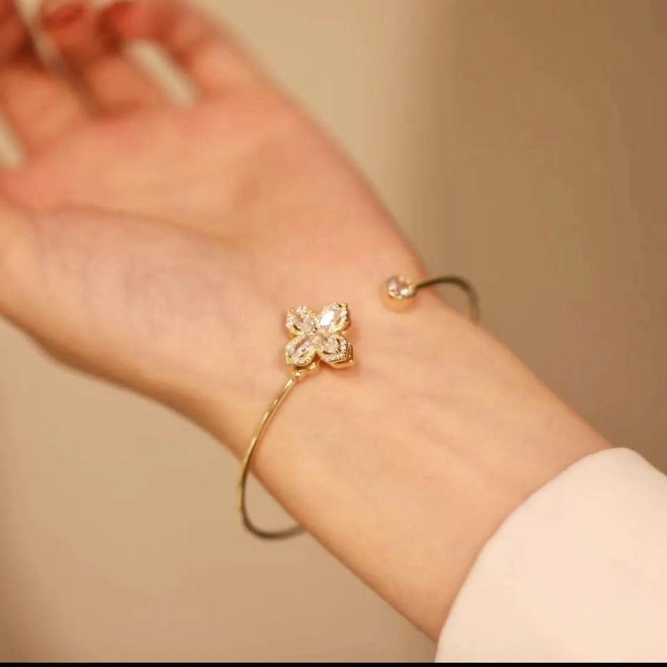 Pulsera giratoria de pétalos brillantes