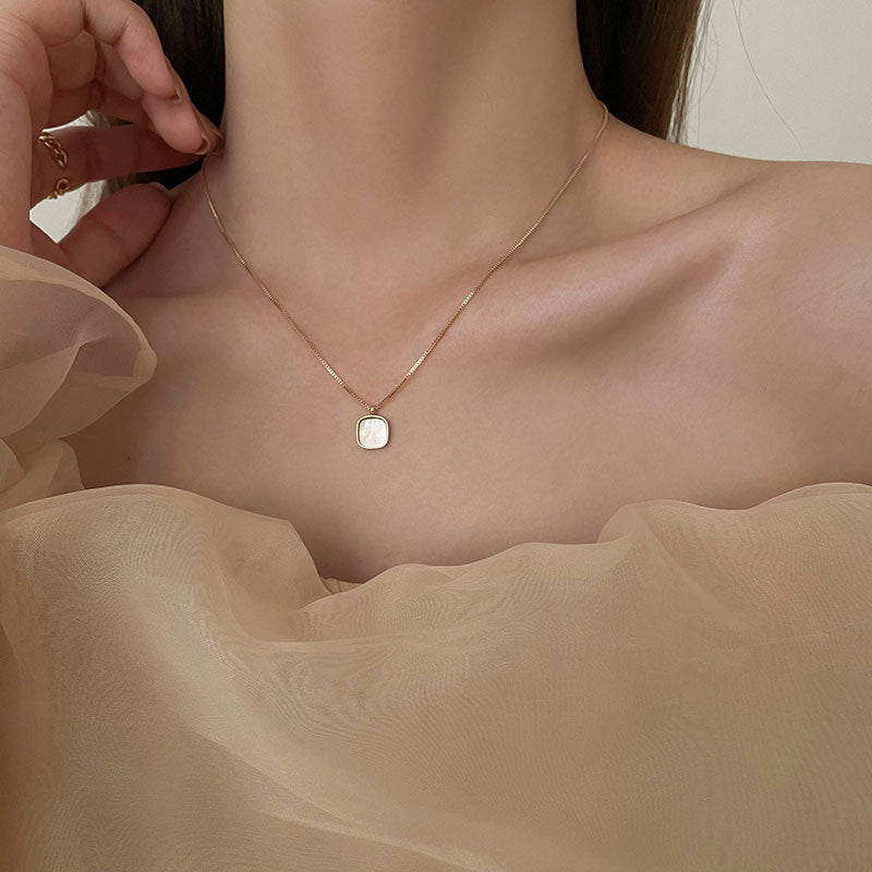 Collar de perlas con cadena dorada Sophie