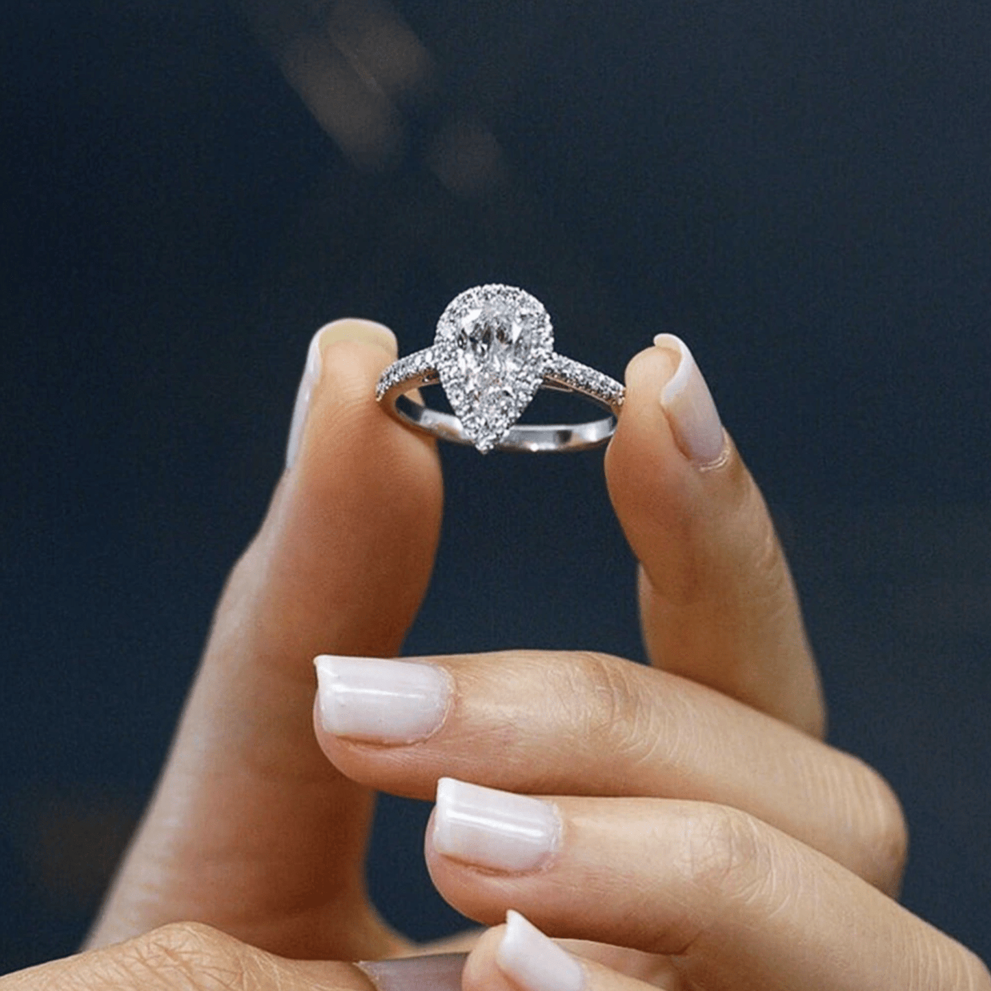 Anillo en forma de pera Talia