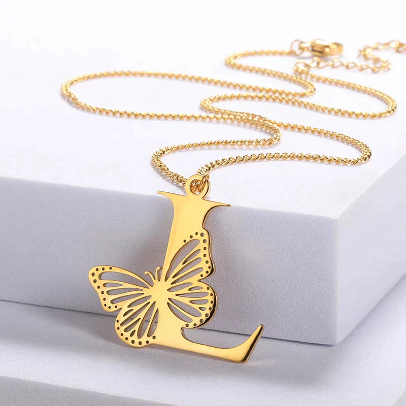 Cadena de iniciales dorada de 18 quilates con elegante mariposa