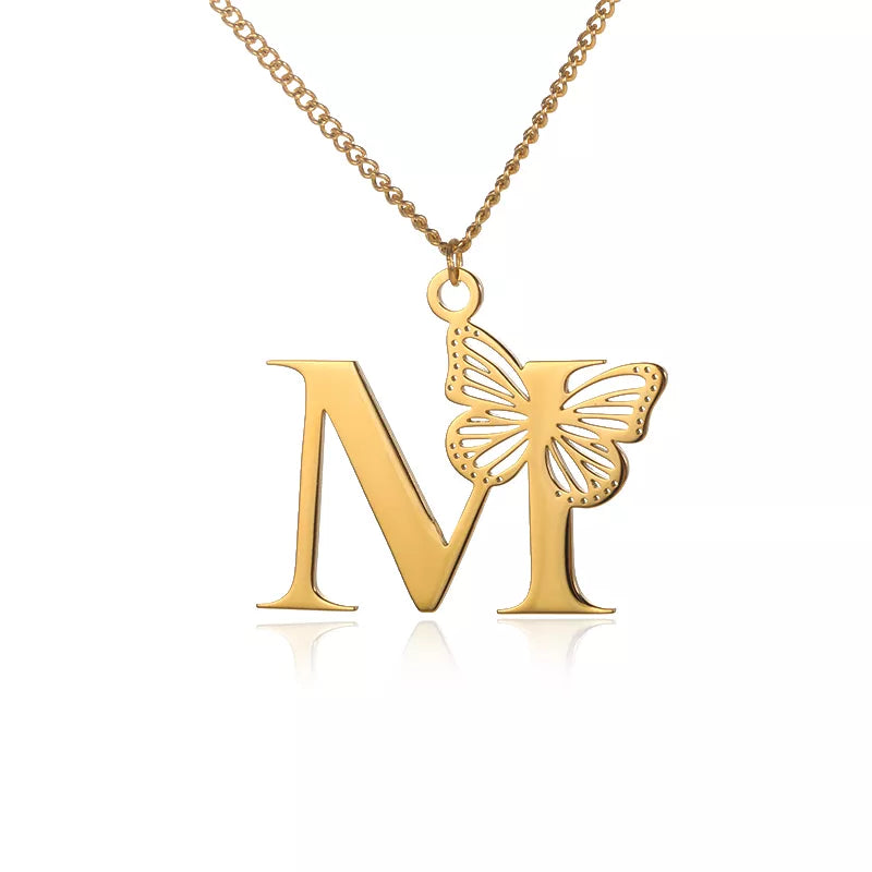 Cadena de iniciales dorada de 18 quilates con elegante mariposa