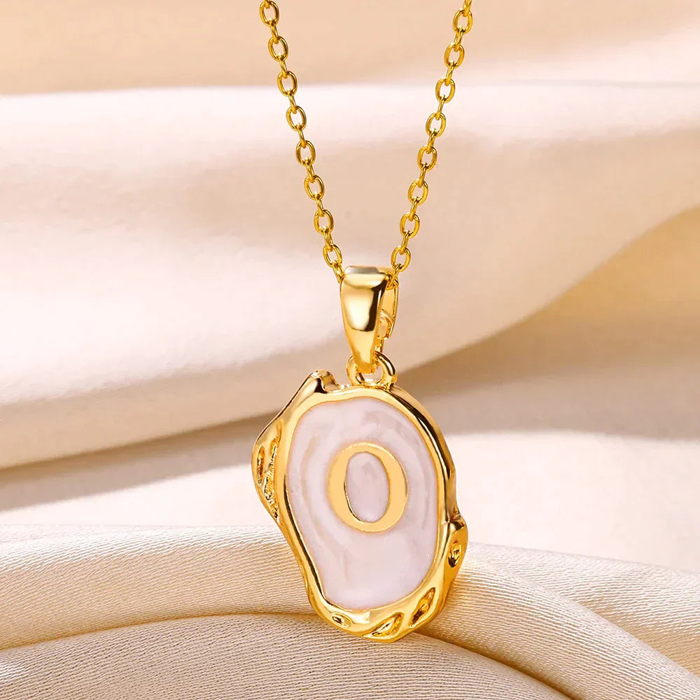 Collar océano con iniciales dorado de 18 quilates en el fondo marino