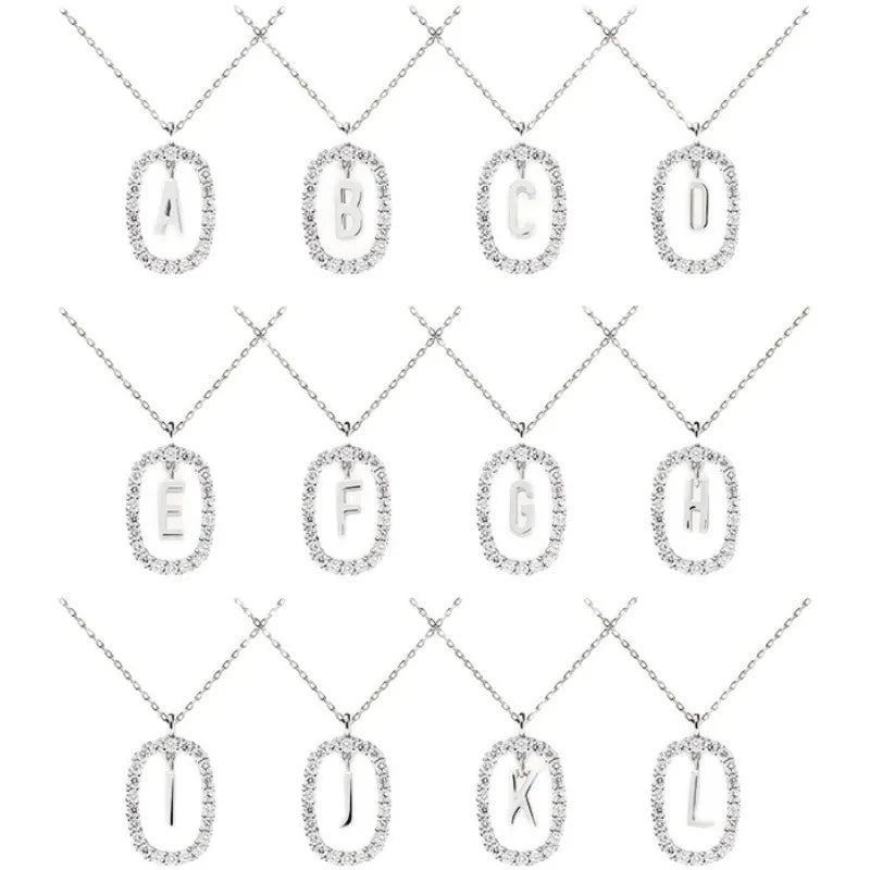 Cadena de letras dorada de 18 quilates con piedras preciosas brillantes